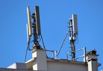 Antennes relais de téléphonie mobile sur un toit